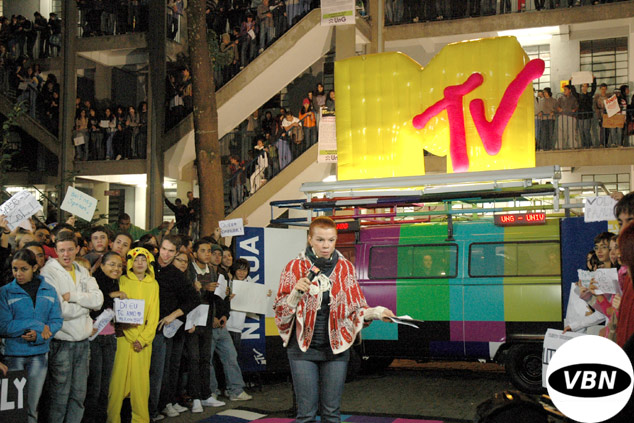 painél de mensagem na kombi do programa na MTV na Rua